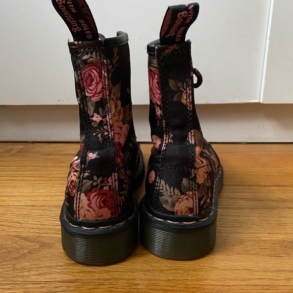Dr. Marten’s Floral Printed Canvas 8 Eye Combat Boots Size 5 - Picture 7 of 16